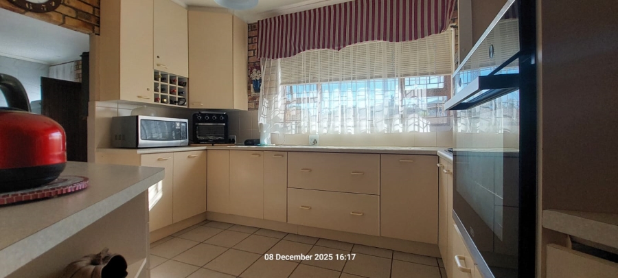 6 Bedroom Property for Sale in Wavecrest Eastern Cape
